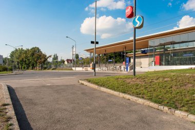 Viyana, Avusturya 19 Ağustos 2023: Strebersdorf İstasyonu, geliştirilmiş erişilebilirlik, aydınlık ve iyi ışıklandırılmış alanlar, uygun park yerleri ve uygun bir çerez köşesi içeren modern bir yenileme sürecinden geçti..
