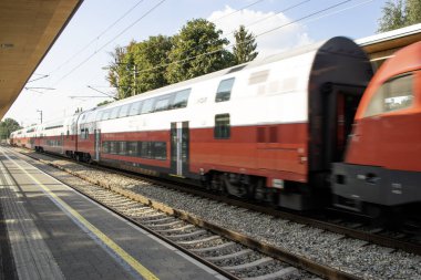 Viyana, Avusturya 19 Ağustos 2023: Strebersdorf İstasyonu, geliştirilmiş erişilebilirlik, aydınlık ve iyi ışıklandırılmış alanlar, uygun park yerleri ve uygun bir çerez köşesi içeren modern bir yenileme sürecinden geçti..