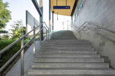 Viyana, Avusturya 19 Ağustos 2023: Strebersdorf İstasyonu, geliştirilmiş erişilebilirlik, aydınlık ve iyi ışıklandırılmış alanlar, uygun park yerleri ve uygun bir çerez köşesi içeren modern bir yenileme sürecinden geçti..