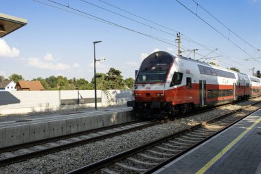 Viyana, Avusturya 19 Ağustos 2023: Strebersdorf İstasyonu, geliştirilmiş erişilebilirlik, aydınlık ve iyi ışıklandırılmış alanlar, uygun park yerleri ve uygun bir çerez köşesi içeren modern bir yenileme sürecinden geçti..