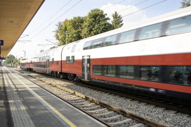 Viyana, Avusturya 19 Ağustos 2023: Strebersdorf İstasyonu, geliştirilmiş erişilebilirlik, aydınlık ve iyi ışıklandırılmış alanlar, uygun park yerleri ve uygun bir çerez köşesi içeren modern bir yenileme sürecinden geçti..