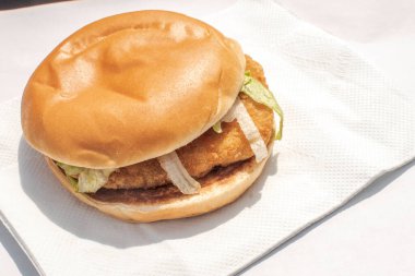 Tavuk Burger: Canlı marul ve lezzetli domates ketçaplı sulu bir tavuk burger, her ısırıkta lezzetli ve lezzetli bir deneyim yaratıyor..