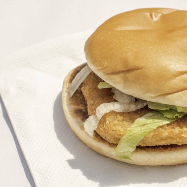 Tavuk Burger: Canlı marul ve lezzetli domates ketçaplı sulu bir tavuk burger, her ısırıkta lezzetli ve lezzetli bir deneyim yaratıyor..