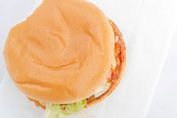 Burger Kurczaka Soczysty Hamburger Kurczaka Żywą Sałatą Radosnym Ketchupem Pomidorowym — Zdjęcie stockowe