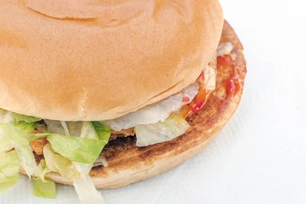 Burger Kurczaka Soczysty Hamburger Kurczaka Żywą Sałatą Radosnym Ketchupem Pomidorowym — Zdjęcie stockowe