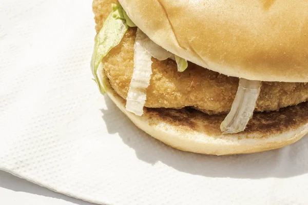 닭고기 햄버거 활기찬 양상추와 Zesty 토마토 케첩이있는 수분이 닭고기 햄버거 — 스톡 사진