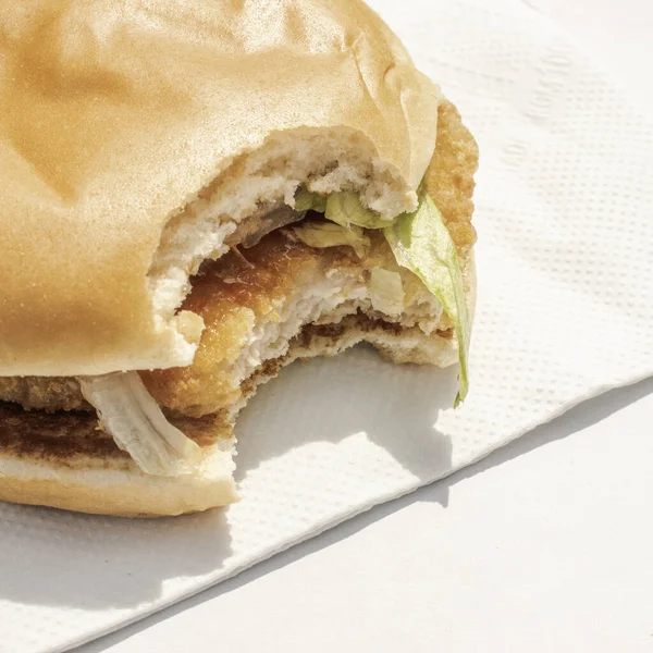 닭고기 햄버거 활기찬 양상추와 Zesty 토마토 케첩이있는 수분이 닭고기 햄버거 — 스톡 사진