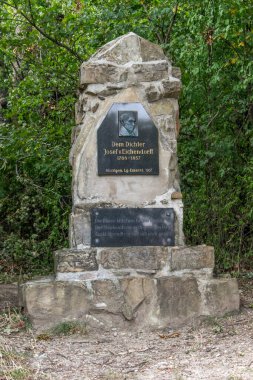 Langenzersdorf, Avusturya, 19.08.2023: Eichendorff Hill Memorial, Langenzersdorf 'ta bir taş anıt, şair Joseph von Eichendorff anısına ve Bisamberg' in manzarasının güzelliğini anımsatan.