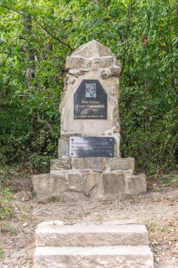 Langenzersdorf, Avusturya, 19.08.2023: Eichendorff Hill Memorial, Langenzersdorf 'ta bir taş anıt, şair Joseph von Eichendorff anısına ve Bisamberg' in manzarasının güzelliğini anımsatan.
