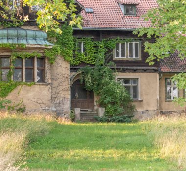 Viyana, Avusturya 19 Ağustos 2023. Villa Magdalenhof: Villa Magdalenhof 'un zengin tarihini, savaş zamanından kültür merkezine kadar, Bisamberg' in dinamik evrimini yansıtarak keşfedin..