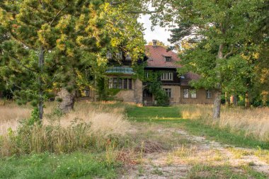 Viyana, Avusturya 19 Ağustos 2023. Villa Magdalenhof: Villa Magdalenhof 'un zengin tarihini, savaş zamanından kültür merkezine kadar, Bisamberg' in dinamik evrimini yansıtarak keşfedin..