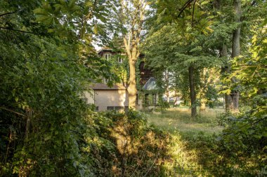 Viyana, Avusturya 19 Ağustos 2023. Villa Magdalenhof: Villa Magdalenhof 'un zengin tarihini, savaş zamanından kültür merkezine kadar, Bisamberg' in dinamik evrimini yansıtarak keşfedin..