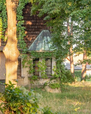 Viyana, Avusturya 19 Ağustos 2023. Villa Magdalenhof: Villa Magdalenhof 'un zengin tarihini, savaş zamanından kültür merkezine kadar, Bisamberg' in dinamik evrimini yansıtarak keşfedin..