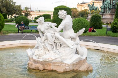 Viyana, Avusturya 8 Ağustos 2023. Efsanevi Çeşme: 1890 yılından bir başyapıt olan büyüleyici Triton ve Naiad Çeşmesi, Viyana 'daki Maria Theresien Platosu' nu Doğal Tarih Müzesi 'nin önünde şereflendiriyor..