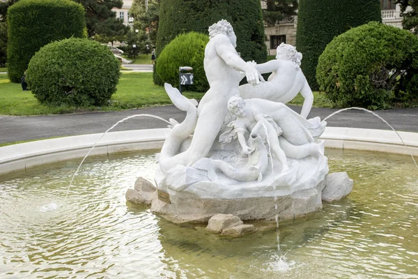 2023年8月8日 奥地利维也纳神秘之泉 欣赏迷人的崔顿和奈德之泉 它是1890年的杰作 让维也纳的玛丽亚 特雷西恩 普拉斯在自然历史博物馆前相形见绌 — 图库照片