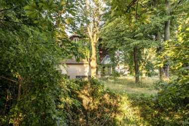 Viyana, Avusturya 19 Ağustos 2023. Villa Magdalenhof: Bisamberg 'in dinamik evrimini yansıtan Villa Magdalenhof' un zengin tarihini keşfedin. (Doğal akşam yüksek kontrastlı ışık)