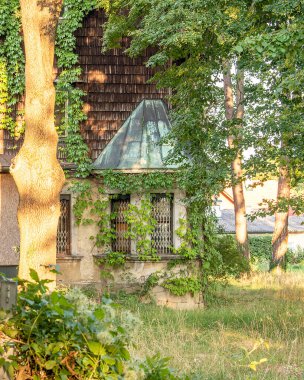 Viyana, Avusturya 19 Ağustos 2023. Villa Magdalenhof: Bisamberg 'in dinamik evrimini yansıtan Villa Magdalenhof' un zengin tarihini keşfedin. (Doğal akşam yüksek kontrastlı ışık)