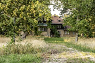 Viyana, Avusturya 19 Ağustos 2023. Villa Magdalenhof: Bisamberg 'in dinamik evrimini yansıtan Villa Magdalenhof' un zengin tarihini keşfedin. (Doğal akşam yüksek kontrastlı ışık)