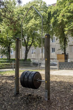 Viyana, Avusturya 10 Temmuz 2023. Park Çocuk Parkı: Çocukların renkli eğlence ve sınırsız heyecana daldığı şehir parkımızdaki oyun parkının coşkusunu tecrübe edin.