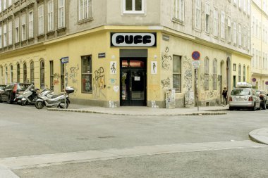 Viyana, Avusturya 18.08.2023. Puff Bar: 10 Girardigasse, bir zamanlar genelev şık bir bara dönüşmüştü. Tiyatro ortamında kokteylleri yudumlamak. İlgi çekici geçmişini ima eden korunmuş aşk odalarıyla çevrili..