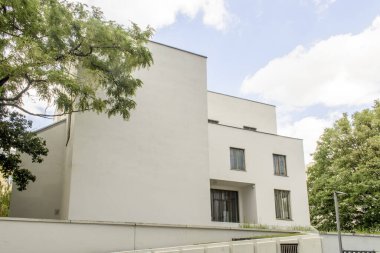 Viyana, Avusturya 10 Ağustos 2023. Wittgenstein Evi: Avusturya 'nın Viyana kentindeki ikonik modernist konağı keşfedin, filozof Ludwig Wittgenstein ve mimar Paul Engelmann tarafından 1928 yılında ortak tasarlandı..