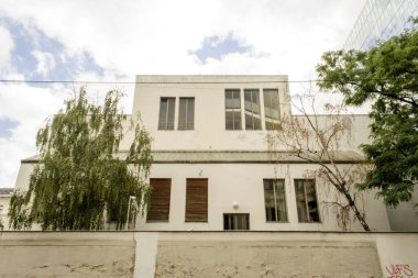 Viyana, Avusturya 10 Ağustos 2023. Wittgenstein Evi: Avusturya 'nın Viyana kentindeki ikonik modernist konağı keşfedin, filozof Ludwig Wittgenstein ve mimar Paul Engelmann tarafından 1928 yılında ortak tasarlandı..