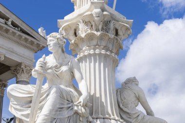 Viyana, Avusturya 31 Ağustos 2023. Pallas Athena Brunnen: Athena 'nın Bilgeliği, Avusturya Parlamentosu' nun dışındaki Görkemli Çeşme. (Çeşmenin ayrıntı kısmı)