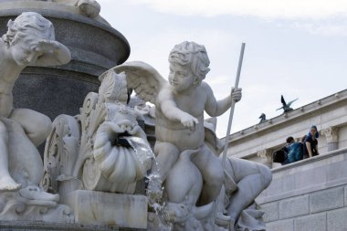 Viyana, Avusturya 31 Ağustos 2023. Pallas Athena Brunnen: Athena 'nın Bilgeliği, Avusturya Parlamentosu' nun dışındaki Görkemli Çeşme. (Çeşmenin ayrıntı kısmı)