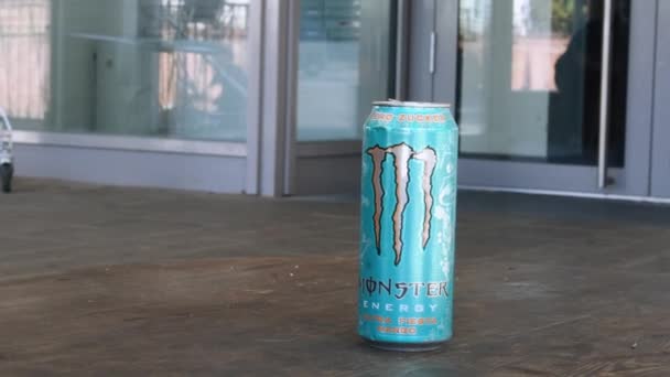2023年8月12日 奥地利维也纳 怪兽能量饮料 探索具有迷人背景的怪物超级嘉年华芒果能量饮料在吸引鱼群和艺术摄影中的作用 — 图库视频影像