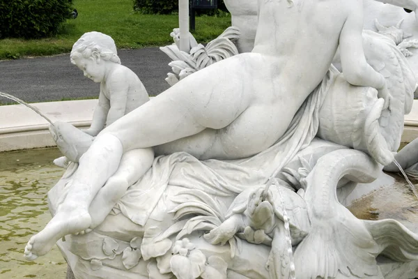 オーストリア ウィーン 2023年9月1日 神話の噴水 1890年の傑作である魅惑的なトリトンとナイアド噴水を賞賛する 噴水の小売り部分 — ストック写真
