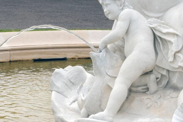 オーストリア ウィーン 2023年9月1日 神話の噴水 1890年の傑作である魅惑的なトリトンとナイアド噴水を賞賛する 噴水の小売り部分 — ストック写真