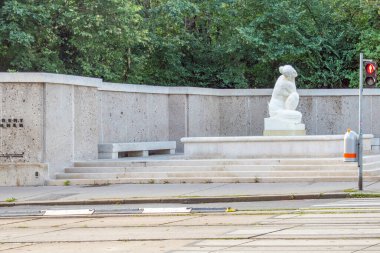 Viyana, Avusturya. 13 Ağustos 2023: Schubert Çeşmesi, bu çeşmede Viyana 'nın müzik mirasını ölümsüzleştiren mermer bir kız yer alıyor. 1928 'de büyük besteci Franz Schubert' in anısına yapıldı..