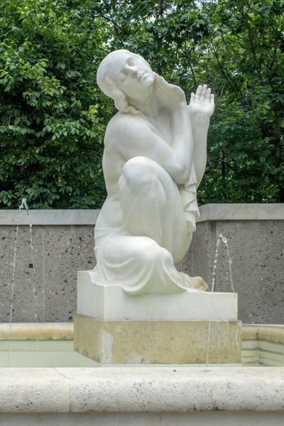 奥地利维也纳 2023年7月3日 舒伯特喷泉 Schubert Fountain 这个喷泉以一个大理石女孩为特色 使维也纳的音乐传统不朽 1928年揭开了神秘面纱 向伟大的作曲家弗朗茨舒伯特致敬 — 图库照片