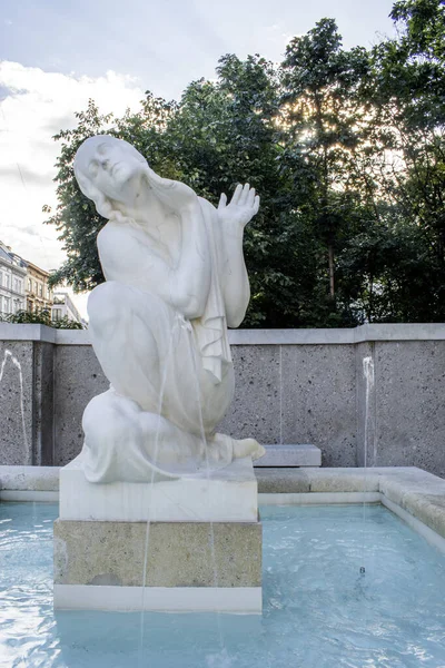 奥地利维也纳 2023年8月13日 舒伯特喷泉 Schubert Fountain 这个喷泉的特点是一个大理石女孩 使维也纳的音乐传统不朽 1928年揭开了神秘面纱 向伟大的作曲家弗朗茨舒伯特致敬 — 图库照片