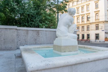 Viyana, Avusturya. 13 Ağustos 2023: Schubert Çeşmesi, bu çeşmede Viyana 'nın müzik mirasını ölümsüzleştiren mermer bir kız yer alıyor. 1928 'de büyük besteci Franz Schubert' in anısına yapıldı..