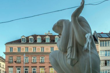 Viyana, Avusturya. 13 Ağustos 2023: Schubert Fountain, Bu çeşmede mermer bir kız var. 1928 'de büyük besteci Franz Schubert' in anısına yapıldı. (Çeşmenin ayrıntı kısmı)