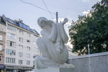Viyana, Avusturya. 13 Ağustos 2023: Schubert Fountain, Bu çeşmede mermer bir kız var. 1928 'de büyük besteci Franz Schubert' in anısına yapıldı. (Çeşmenin ayrıntı kısmı)