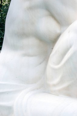 Viyana, Avusturya. 13 Ağustos 2023: Schubert Fountain, Bu çeşmede mermer bir kız var. 1928 'de büyük besteci Franz Schubert' in anısına yapıldı. (Çeşmenin ayrıntı kısmı)