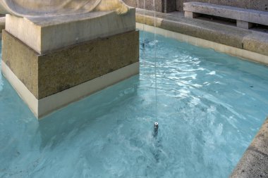 Viyana, Avusturya. 13 Ağustos 2023: Schubert Fountain, Bu çeşmede mermer bir kız var. 1928 'de büyük besteci Franz Schubert' in anısına yapıldı. (Çeşmenin ayrıntı kısmı)