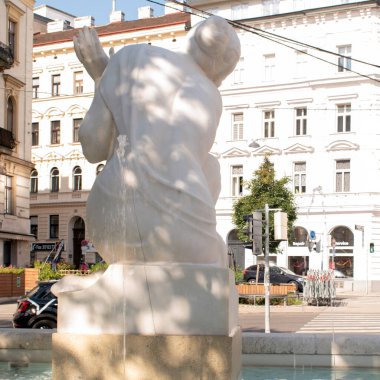 Viyana, Avusturya. 13 Ağustos 2023: Schubert Fountain, Bu çeşmede mermer bir kız var. 1928 'de büyük besteci Franz Schubert' in anısına yapıldı. (Çeşmenin ayrıntı kısmı)