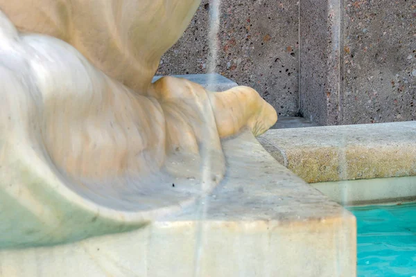 Viyana, Avusturya. 13 Ağustos 2023: Schubert Fountain, Bu çeşmede mermer bir kız var. 1928 'de büyük besteci Franz Schubert' in anısına yapıldı. (Çeşmenin ayrıntı kısmı)