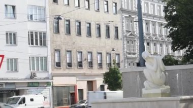 Viyana, Avusturya. 13 Ağustos 2023: Schubert Fountain, Bu çeşmede mermer bir kız var. 1928 'de büyük besteci Franz Schubert' in anısına yapıldı. (Çeşmenin ayrıntı kısmı)