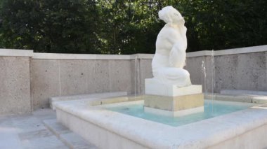 Viyana, Avusturya. 13 Ağustos 2023: Schubert Fountain, Bu çeşmede mermer bir kız var. 1928 'de büyük besteci Franz Schubert' in anısına yapıldı. (Çeşmenin ayrıntı kısmı)