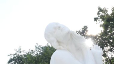Viyana, Avusturya. 13 Ağustos 2023: Schubert Fountain, Bu çeşmede mermer bir kız var. 1928 'de büyük besteci Franz Schubert' in anısına yapıldı. (Çeşmenin ayrıntı kısmı)