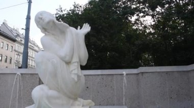 Viyana, Avusturya. 13 Ağustos 2023: Schubert Fountain, Bu çeşmede mermer bir kız var. 1928 'de büyük besteci Franz Schubert' in anısına yapıldı. (Çeşmenin ayrıntı kısmı)