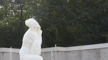Viyana, Avusturya. 13 Ağustos 2023: Schubert Fountain, Bu çeşmede mermer bir kız var. 1928 'de büyük besteci Franz Schubert' in anısına yapıldı. (Çeşmenin ayrıntı kısmı)