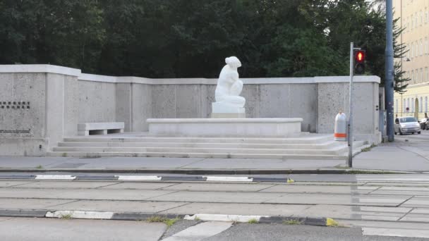 ウィーン オーストリア 8月2023 シューベルト噴水 この噴水は大理石の女の子を特徴としています 1928年に発表されたこの作品は 偉大な作曲家フランツ シューベルトに捧げられたものだ 噴水の小さな部分について — ストック動画