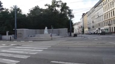 Viyana, Avusturya. 13 Ağustos 2023: Schubert Fountain, Bu çeşmede mermer bir kız var. 1928 'de büyük besteci Franz Schubert' in anısına yapıldı. (Çeşmenin ayrıntı kısmı)