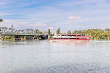 River Cruise: Viyana 'nın sihrini Tuna Nehri' nde sakin bir gemi gezisinde yaşayın, lüks bir yolcu gemisinde kültür, tarih ve rahatlama ile şımarın..