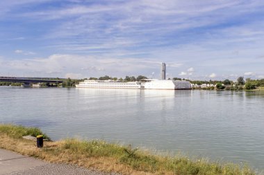 River Cruise: Viyana 'nın sihrini Tuna Nehri' nde sakin bir gemi gezisinde yaşayın, lüks bir yolcu gemisinde kültür, tarih ve rahatlama ile şımarın..